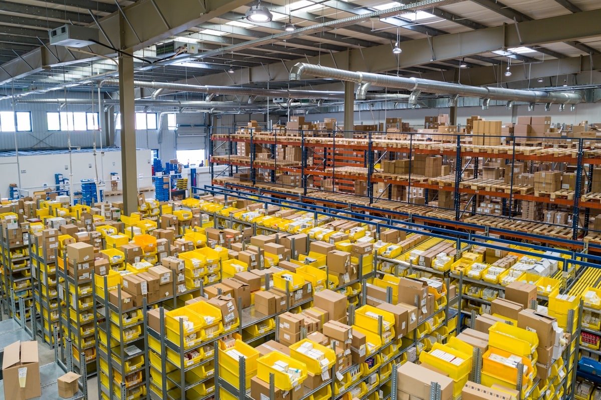 Entrepôt de distribution avec rayonnages remplis de boîtes prêtes à expédier